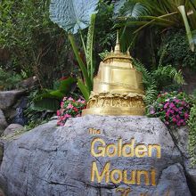 丘の登り口のGolden Mountの碑