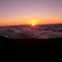 小屋裏から見える夕日。