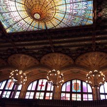 細かい細工が素晴らしいステンドグラス