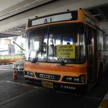 モーチットと空港は、こんな路線バスに乗ります。