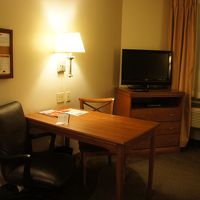 このデスクの壁のところにコンセント4口あります。