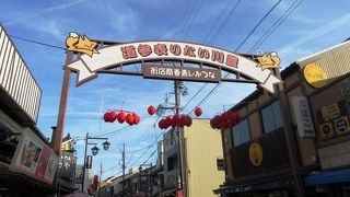 懐かしい雰囲気の参道に続く商店街