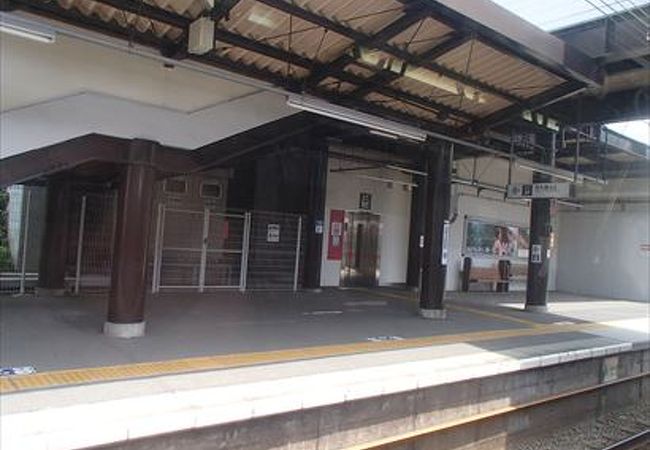 京王電鉄高尾線の一つの駅で、周辺にはレストラン等が有りませんが閑静な雰囲気を醸し出している駅です