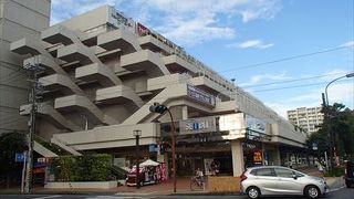 ここは、駅から多少、距離が有りますが、周辺にも多くのお店が立ち並んでいるのでそのお店を覗きながら行くとあっと言う間ですね