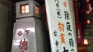 二木の菓子の上に