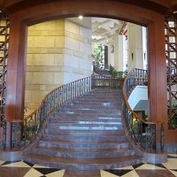 吹き抜けを利用したレストランフロアにつながっています