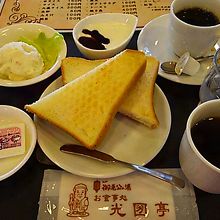 一晩泊まって翌朝食べた朝食トーストセットは390円