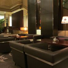 ソファで区切られている席