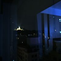 ホテルの窓から見えるギア灯台