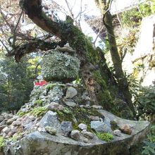 灯籠の上の石積み