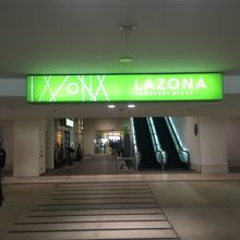 駐車場から店内へ