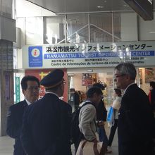 近くに駅員も多くて質問しやすい