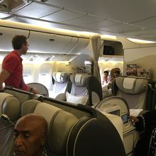 ファーストクラス12席中６人の搭乗です。