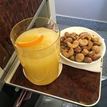 ナッツと飲み物。