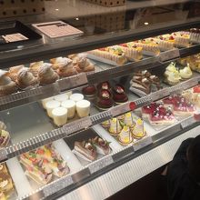 ショーケースに並ぶ生菓子