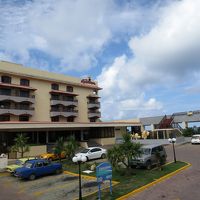 周りは普通の住宅地　海沿いのホテルです