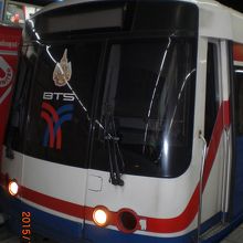 モーチット駅でのＢＴＳ車両です。単眼ランプが左右２個づつです