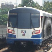 中国製車両です。ライトが大小４個の複眼です。仏像マークが無し