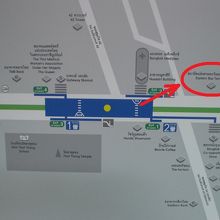 エカマイ駅から東バスターミナルへ約５００ｍ程度、移動します。