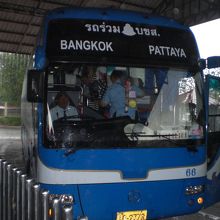 パタヤまでの高速利用のバスです。４６人乗りのバスです。