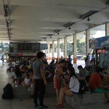 数多くの乗客がバスの出発を待つ待合室の様子です。