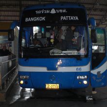 北パタヤバスターミナルに着いたバスです。乗客が降りてきます。