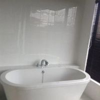 海が見えるガラス張りのバスルーム。隣がシャワースペース