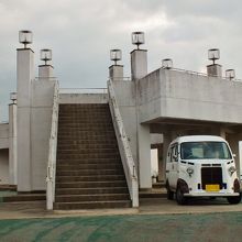 一応展望台へは車で登ることもできる(写真の車はマイカー)