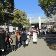 初詣で大勢の人。