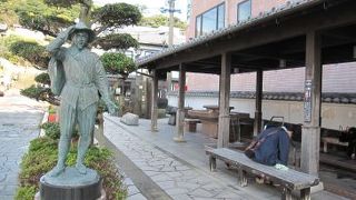 足湯の前の通り