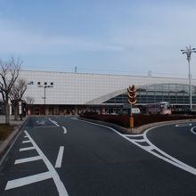 防府駅です。駅の建物は立派ですが人通りが少ないです。