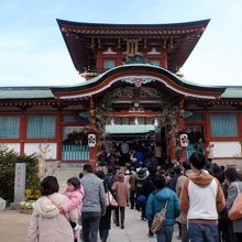 この入り口の中に本殿が有ります。ここであきらめました。