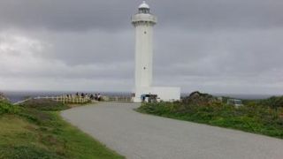 東平安名崎の先端にそびえ立つ灯台です～平安名崎灯台～