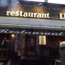 小さな街のほぼ中央にあります