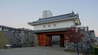 山手御門が復元されています