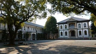 明治期の西洋建築の代表をして講堂は重要文化財の指定を受けています。