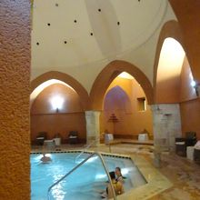 トルコ風八角形のドームの薄暗いプール　