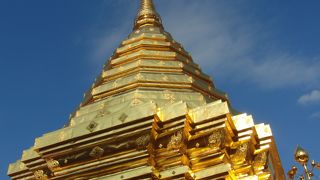 黄金色の仏塔と傘　キラキラと光り輝く寺院　ワット・プラタート・ドイ・ステープへ