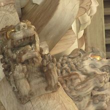 力士像の下にある、獅子？狛犬？こちらも迫力です。