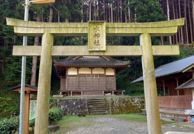 貴僧坊水神社