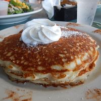 朝食のパンケーキ（ソーセージかハムがつきます）