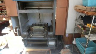 店頭で大豆を煎っている