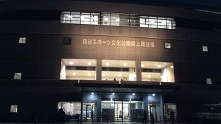 熊谷駅から徒歩50分を明記する競技場です。