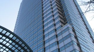 ガーデンプレイスの象徴的建物です