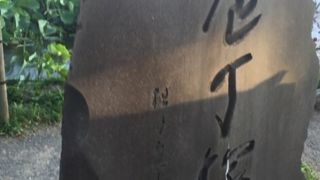 シンプルな石碑