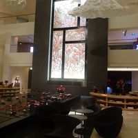 大型の作品にびっくりのロビー