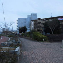 レンガ敷の歩道を歩くと、右手に小さな公園が見えてきます。