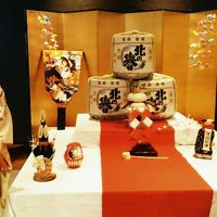 ロビーの新年飾りと晴れ着姿の女性(撮影許可を得ています)