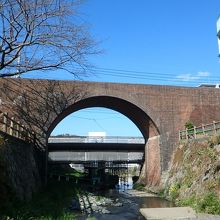 上流側から橋梁に近づく