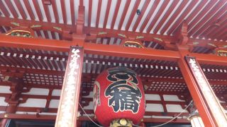浅草寺は国内外の人で混雑していますが